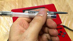 写真:応急手当したNintendo DSのタッチペン